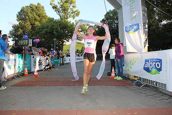 auch über die 8 km siegte die erst 17jährige Julia Lettl (©Foto: Martin Schmitz)